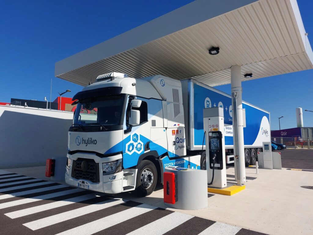 Eine Brennstoffzellen-Sattelzugmaschine von Hyliko wird an einer Wasserstoff-Tankstelle betankt