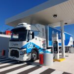 Eine Brennstoffzellen-Sattelzugmaschine von Hyliko wird an einer Wasserstoff-Tankstelle betankt