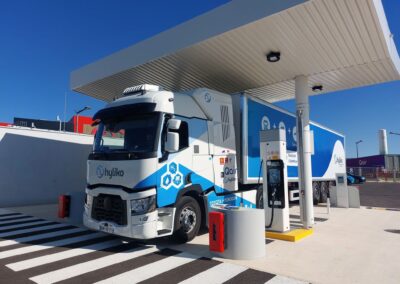 Eine Brennstoffzellen-Sattelzugmaschine von Hyliko wird an einer Wasserstoff-Tankstelle betankt
