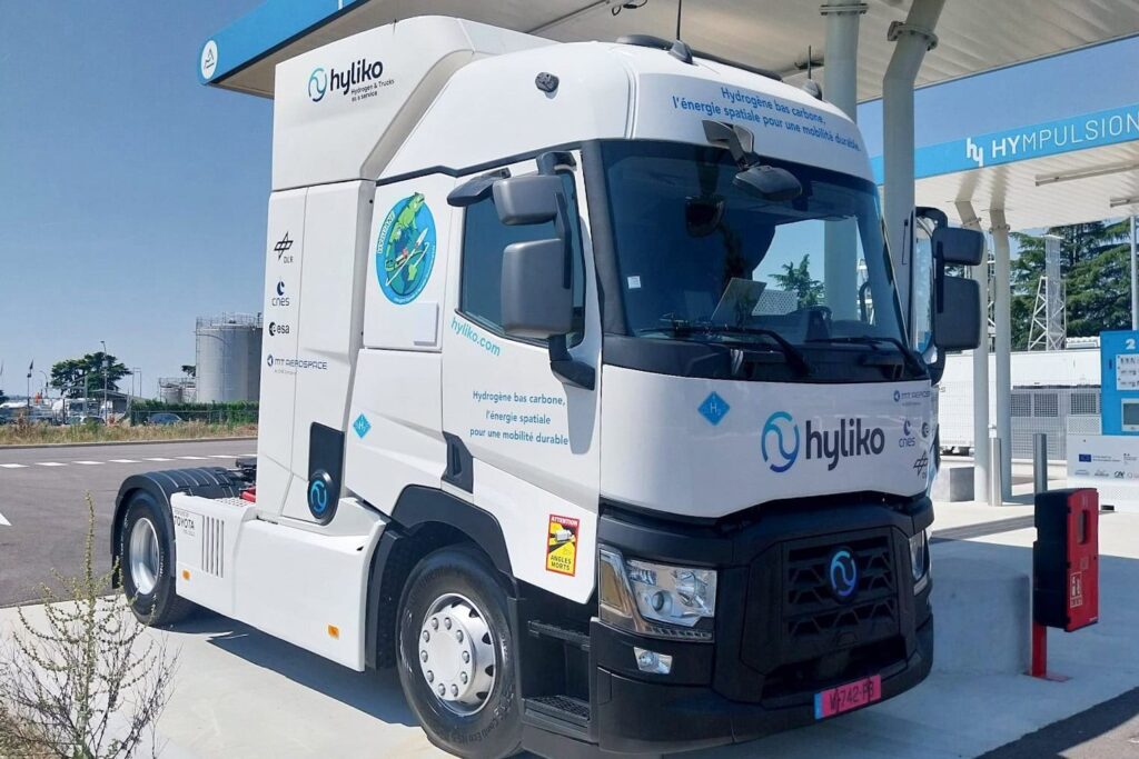 Eine Brennstoffzellen-Sattelzugmaschine von Hyliko, basierend auf einem Renault Trucks T, steht an einer Wasserstofftankstelle von Hympulsion