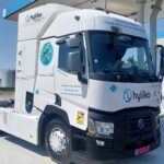 Eine Brennstoffzellen-Sattelzugmaschine von Hyliko, basierend auf einem Renault Trucks T, steht an einer Wasserstofftankstelle von Hympulsion