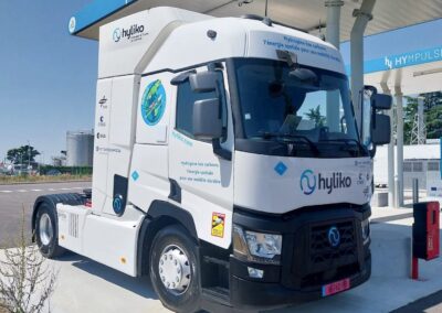 Eine Brennstoffzellen-Sattelzugmaschine von Hyliko, basierend auf einem Renault Trucks T, steht an einer Wasserstofftankstelle von Hympulsion