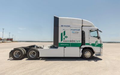 Sattelzugmaschine Hyundai Xcient Fuel Cell in der Seitenansicht (Beifahrerseite)