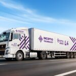 Ein Sattelzug der chinesischen Marke Sitrak mit einem Selbstfahrsystem von Inceptio in voller Fahrt; Ansicht von schräg vorn, fahrerseitig