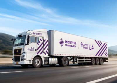 Inceptio auf dem Weg zum autonomen Fahren im Level 4 Ein Sattelzug der chinesischen Marke Sitrak mit einem Selbstfahrsystem von Inceptio in voller Fahrt; Ansicht von schräg vorn, fahrerseitig