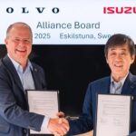 Handschlag zwischen Martin Lundstedt, CEO der Volvo Group, und Masanori Katayama, CEO von Isuzu Motors