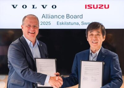 Handschlag zwischen Martin Lundstedt, CEO der Volvo Group, und Masanori Katayama, CEO von Isuzu Motors