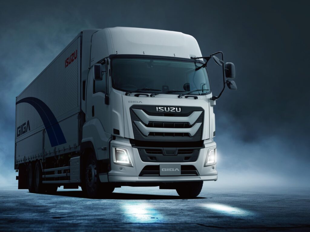 Schwerer Lkw aus der neuen Giga-Generation von Isuzu, Dreiachser, Studioaufnahme