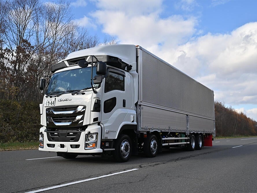 8x4-Vierachser der Reihe Isuzu Giga, ausgerüstet mit Selbstfahrtechnologie für autonome Transporte