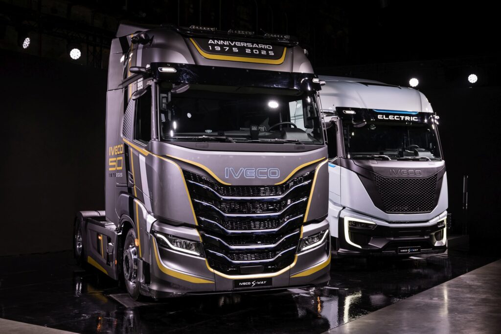 Sattelzugmaschine Iveco S-Way in Sonderlackierung zur 50-Jahr-Feier und der neue elektrische S-eWay nebeneinander auf einer Bühne