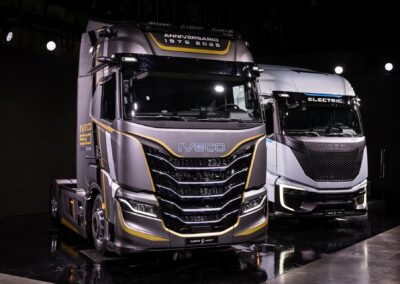 Sattelzugmaschine Iveco S-Way in Sonderlackierung zur 50-Jahr-Feier und der neue elektrische S-eWay nebeneinander auf einer Bühne