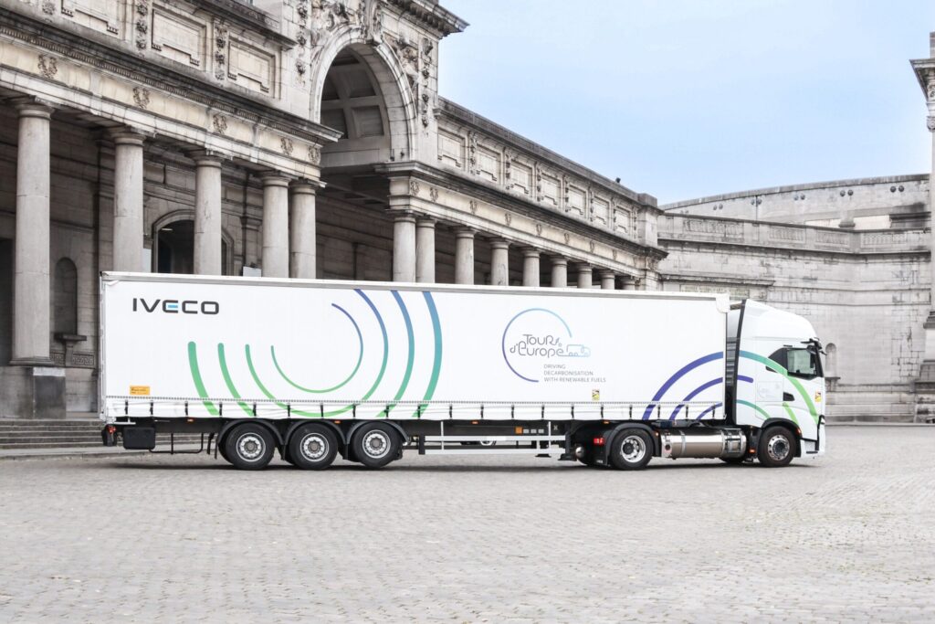 Bild eines Iveco S-Way mit Gasmotor, komplette Sattelzugmaschine mit Auflieger