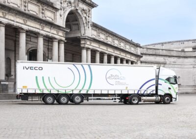 Bild eines Iveco S-Way mit Gasmotor, komplette Sattelzugmaschine mit Auflieger