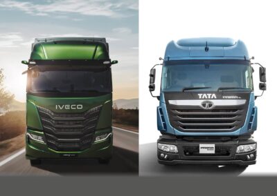 Zwei schwere Lkw von Iveco und Tata nebeneinander; Bildmontage