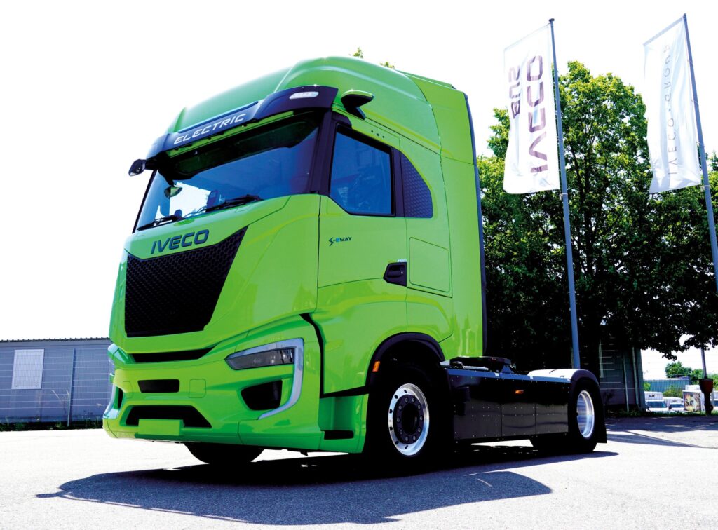 Eine batterieelektrische Sattelzugmaschine vom Typ Iveco S-eWay