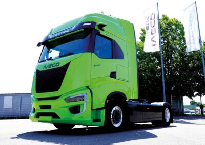 Eine batterieelektrische Sattelzugmaschine vom Typ Iveco S-eWay