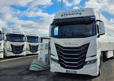 Ein Iveco S-Way NP mit Gasmotor an einer Zapfsäule für Bio-CNG