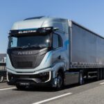 Eine batterieelektrische Sattelzugmaschine vom Typ Iveco S-eWay mit Sattelauflieger auf der Straße