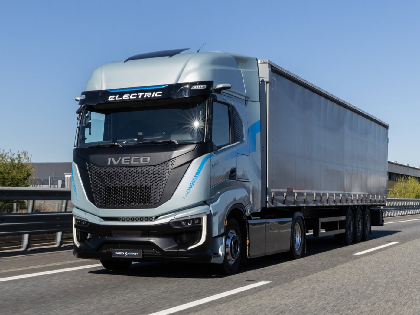 Eine batterieelektrische Sattelzugmaschine vom Typ Iveco S-eWay mit Sattelauflieger auf der Straße