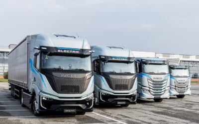 Vier batterieelektrische Lkw vom Typ Iveco S-eWay nebeneinander auf einem Parkplatz