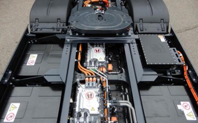 Die Rahmenmitte einer batterieelektrischen Sattelzugmaschine vom Typ Iveco S-eWay mit Blick auf Inverter und Batterien