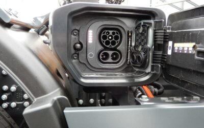 Geöffneter CCS-Ladeanschluss an einem batterieelektrischen Lkw vom Typ Iveco S-eWay