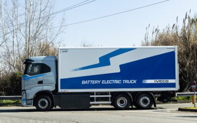 Ein dreiachsiger Lkw mit Kofferaufbau vom Typ Iveco S-eWay von der Fahrerseite her