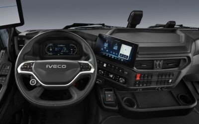 Innenraum eines batterieelektrischen Lkw vom Typ Iveco S-eWay mit Blick auf Lenkrad und Armaturen