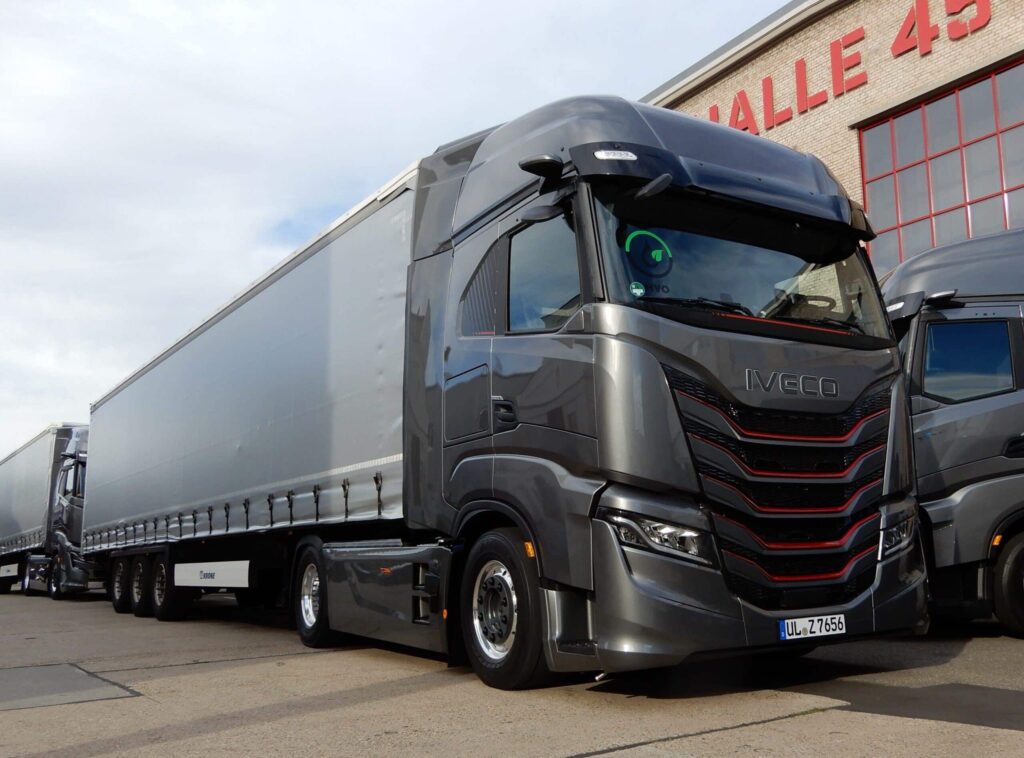 Ein Sattelzug mit einem Iveco S-Way mit Dieselmotor, geparkt vor einer Halle