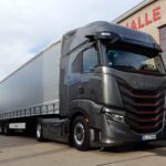 Ein Sattelzug mit einem Iveco S-Way mit Dieselmotor, geparkt vor einer Halle