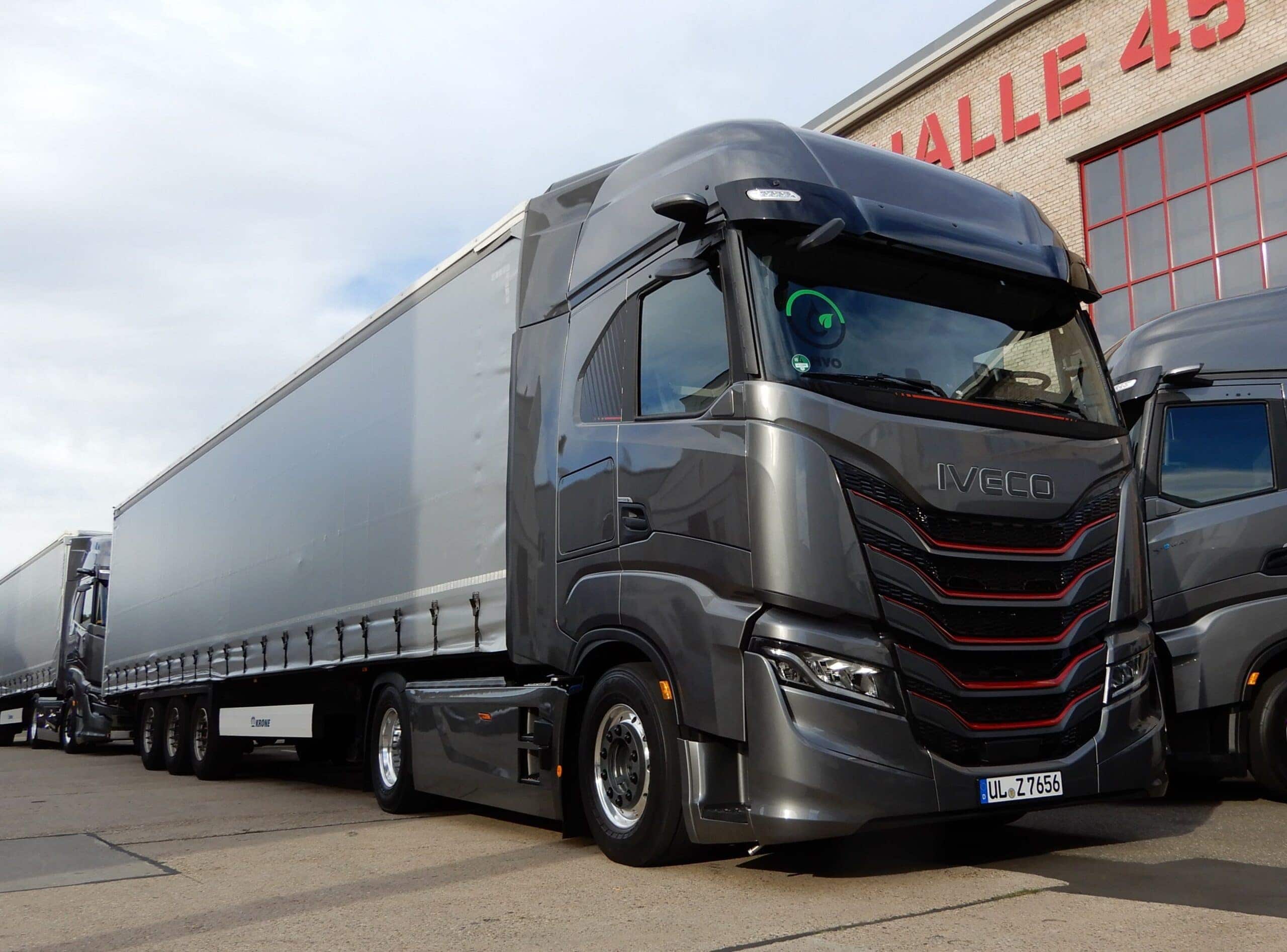 Ein Sattelzug mit einem Iveco S-Way mit Dieselmotor, geparkt vor einer Halle