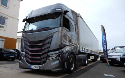Ein Sattelzug mit einem Iveco S-Way mit Dieselmotor, geparkt vor einer Halle
