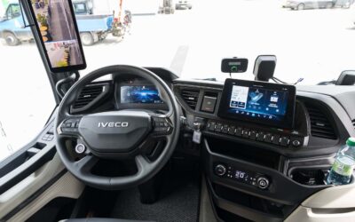 Blick auf den Fahrerplatz einer Sattelzugmaschine vom Typ Iveco S-Way von der Rückwand aus