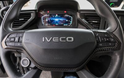 Blick auf das Lenkrad einer Sattelzugmaschine vom Typ Iveco S-Way, im Fokus stehen die Bedienfelder am linken und rechten Rand