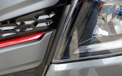 Sattelzugmaschine vom Typ Iveco S-Way, Detailansicht einer Gummiblende zwischen der Fronklappe und der Scheinwerfereinfassung