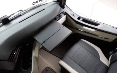 Innenansicht einer Sattelzugmaschine vom Typ Iveco S-Way, Blick auf die Beifahrerseite mit einem ausgeklappten Tisch vorm Beifahrersitz