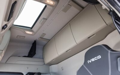 Innenansicht einer Sattelzugmaschine vom Typ Iveco S-Way, Blick auf die Schränke oben an der Rückwand