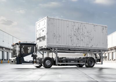 Ein Wechselbrückenumsetzer vom Typ Kamag PM 101 auf einem Logistikhof