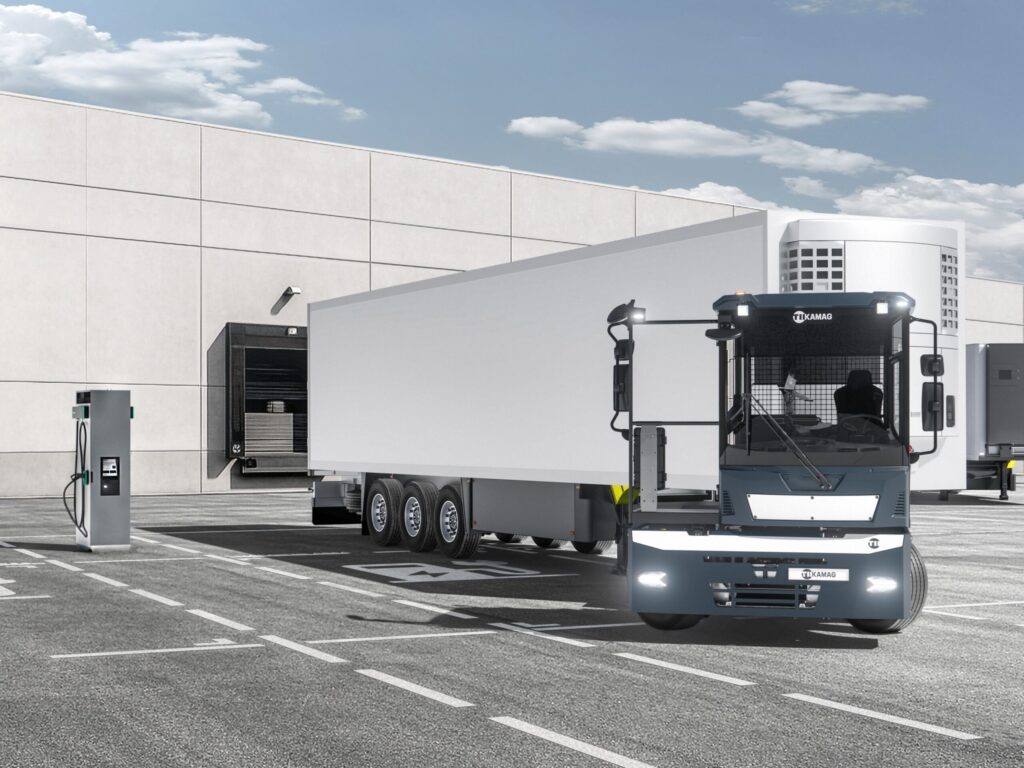 Batterieelektrische Terminal-Zugmaschine vom Typ Kamag ePT 201 mit Kühlsattelauflieger