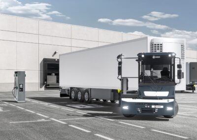 Batterieelektrische Terminal-Zugmaschine vom Typ Kamag ePT 201 mit Kühlsattelauflieger