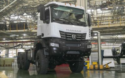 6x6-Sattelzugmaschine vom Typ Kamaz-65954 in Produktionshalle