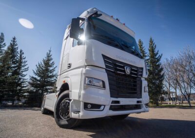 Sattelzugmaschine Kamaz-54901 abgesattelt auf einem Parkplatz
