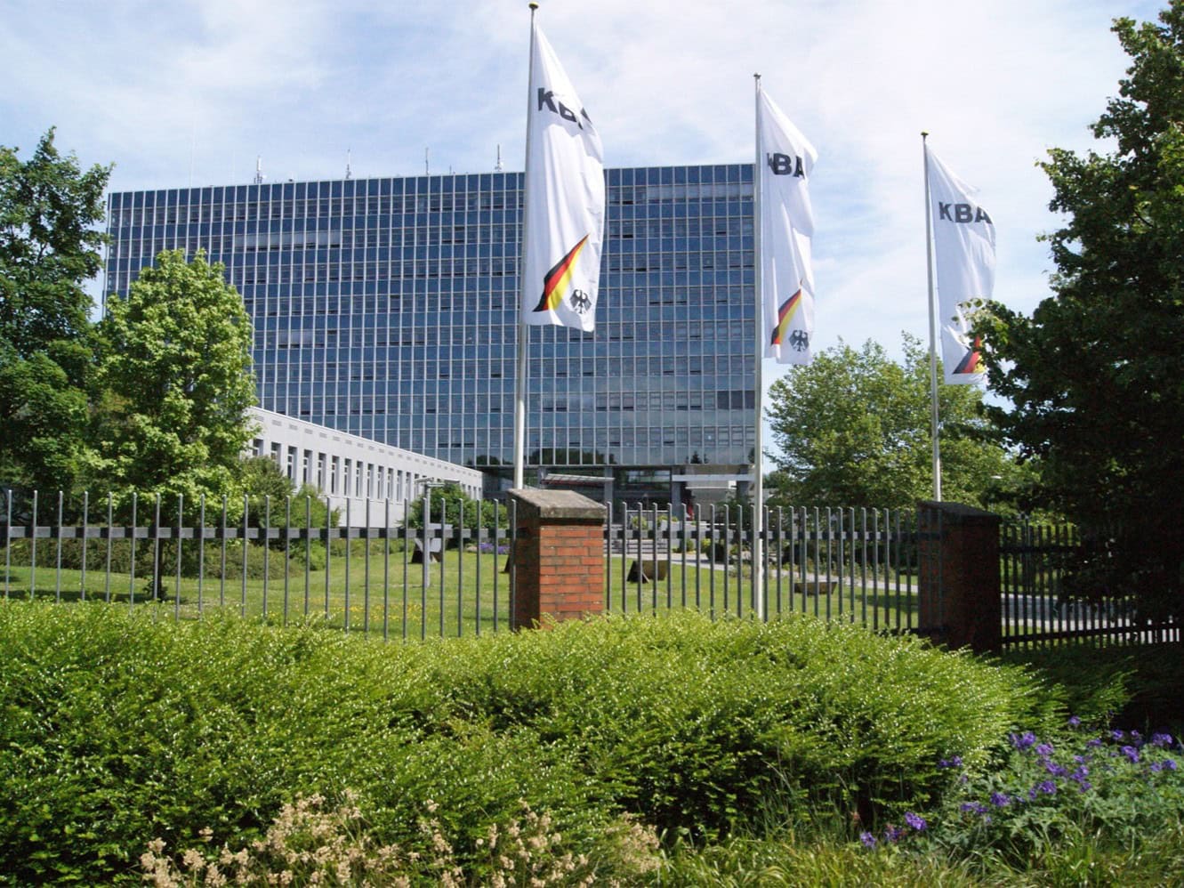 Außenansicht des Hauptgebäudes des Kraftfahrt-Bundesamts in Flensburg