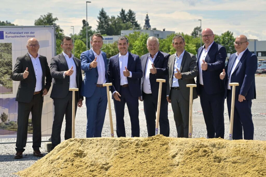 Acht Männer beim symbolischen Spatenstich zur Werkserweiterung von Knorr-Bremse in Aldersbach