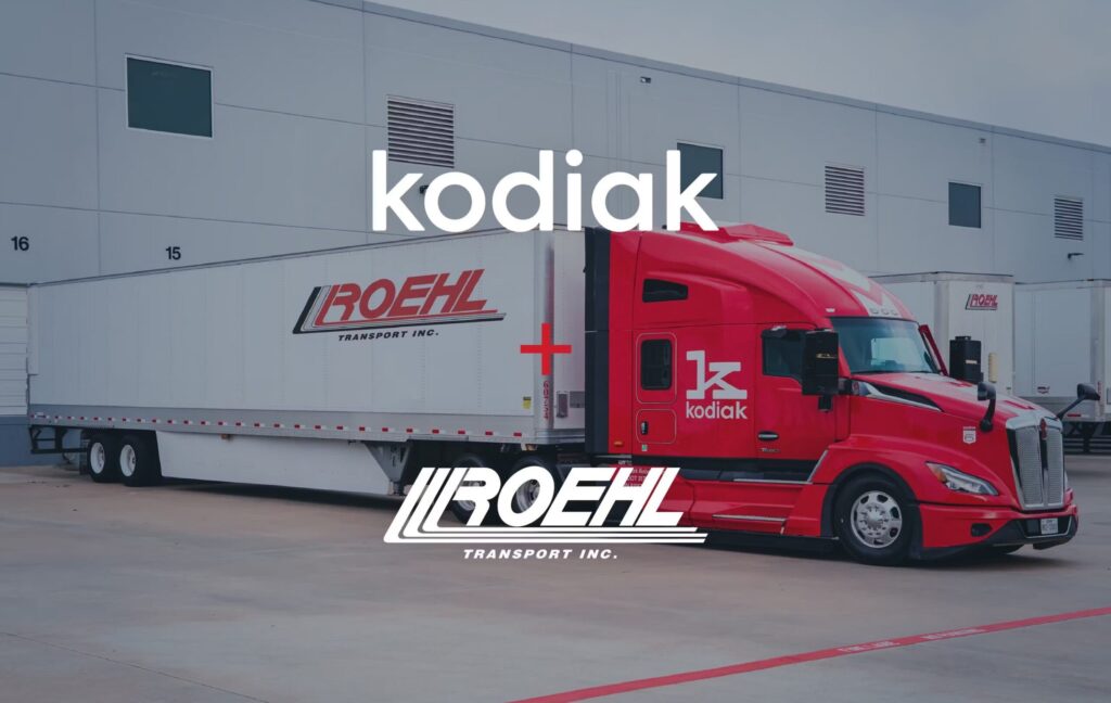 Ein Sattelzug von US-Logistiker Roehl Transport an einer Rampe; die Zugmaschine ist mit dem autonomen Fahrsystem „Kodiak Driver“ ausgestattet; über dem Bild liegen die Schriftzüge von Kodia und Roehl Transport