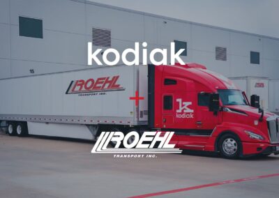Kodiak gibt Gas beim autonomen Fahren Ein Sattelzug von US-Logistiker Roehl Transport an einer Rampe; die Zugmaschine ist mit dem autonomen Fahrsystem „Kodiak Driver“ ausgestattet; über dem Bild liegen die Schriftzüge von Kodia und Roehl Transport