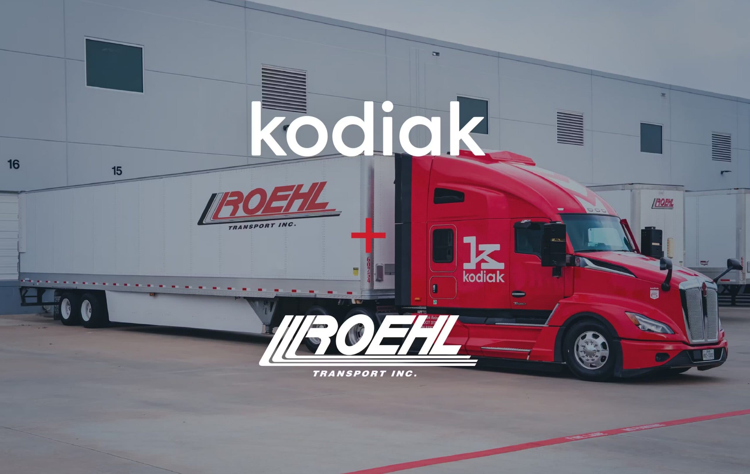 Ein Sattelzug von US-Logistiker Roehl Transport an einer Rampe; die Zugmaschine ist mit dem autonomen Fahrsystem „Kodiak Driver“ ausgestattet; über dem Bild liegen die Schriftzüge von Kodia und Roehl Transport
