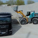 Ein Liebherr-Radlader L 566 H mit Wasserstoffverbrenner belädt den Kippsattel an einem MAN hTGX