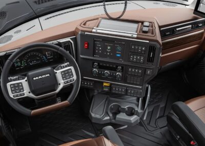 Mack Trucks: Neue Einrichtung für den Granite Innenansicht der neuen Baustellen-Lkw vom Typ Mack Granite, Gesamtüberblick über das Armaturenbrett mit Fahrerplatz links