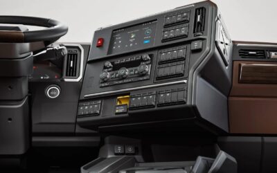 Innenansicht der neuen Baustellen-Lkw vom Typ Mack Granite, Blick auf die Mittelkonsole mit Digitaldisplay und Schaltern